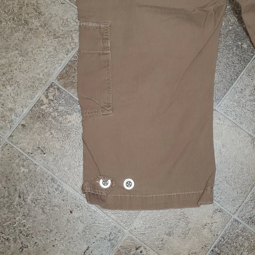 Levi's Khaki Cargo Capri Pants